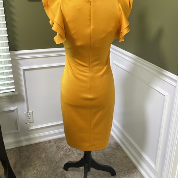 Golden fitted dress with puff sleeves - Picture 4 of 5